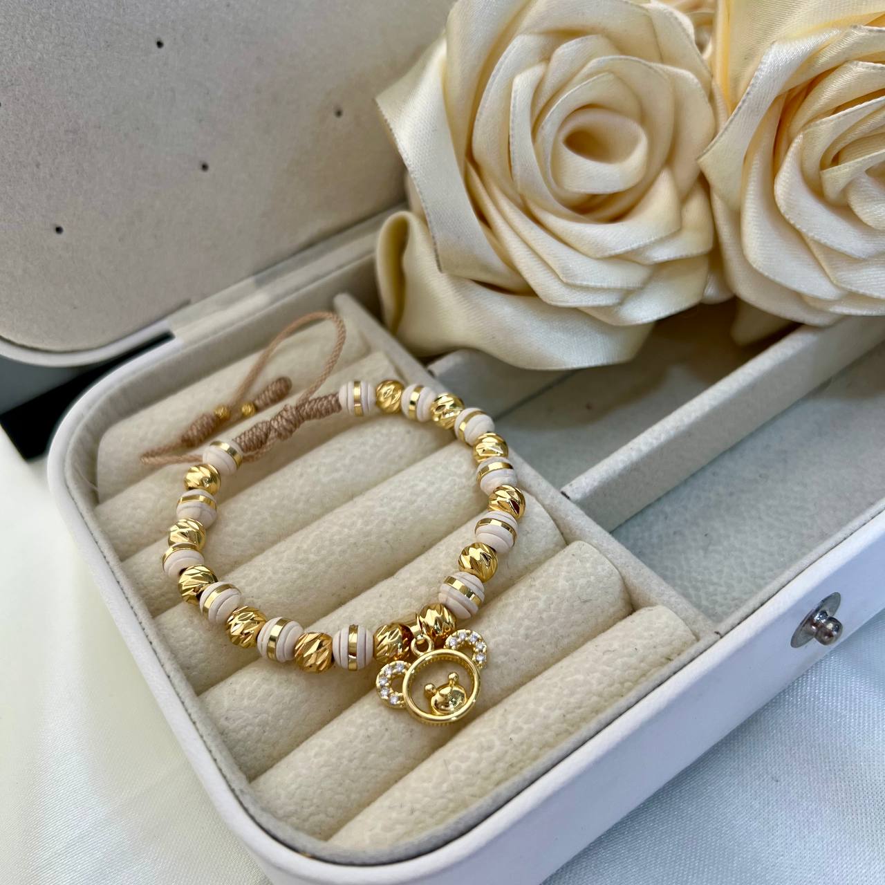 Hermosa Oso manilla artesanal  elaborada con 12. Balines italy 6mm, 2. Balines italy 3mm, 12 Neoprenos anillados 6mm