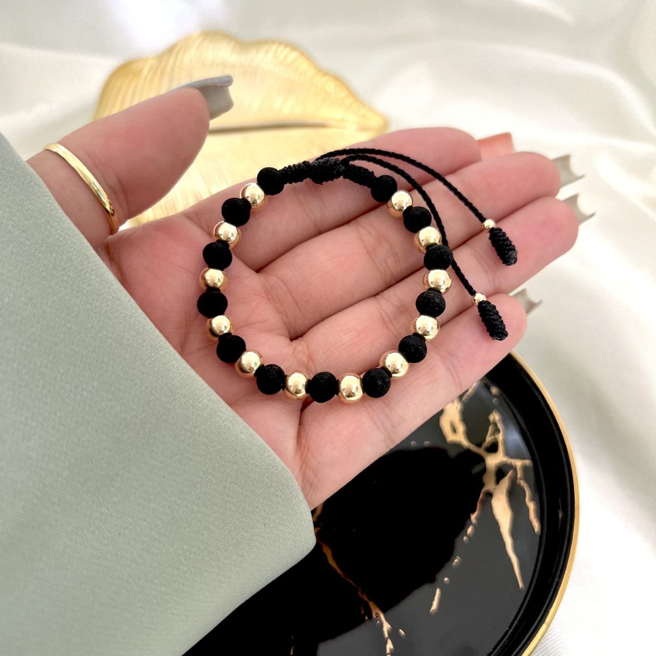 Manilla elaborada con 12 balines 6mm blz, 12 neoprenos 6mm lisos, 2 balines 3mm