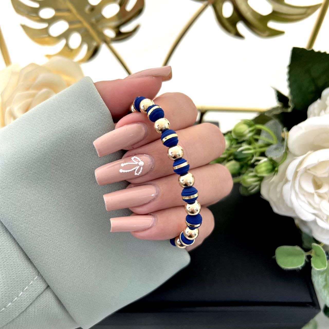 Manilla elaborada con 13 balines 6mm blz, 2 balines 3mm blz, 12 neoprenos anillados 6mm,