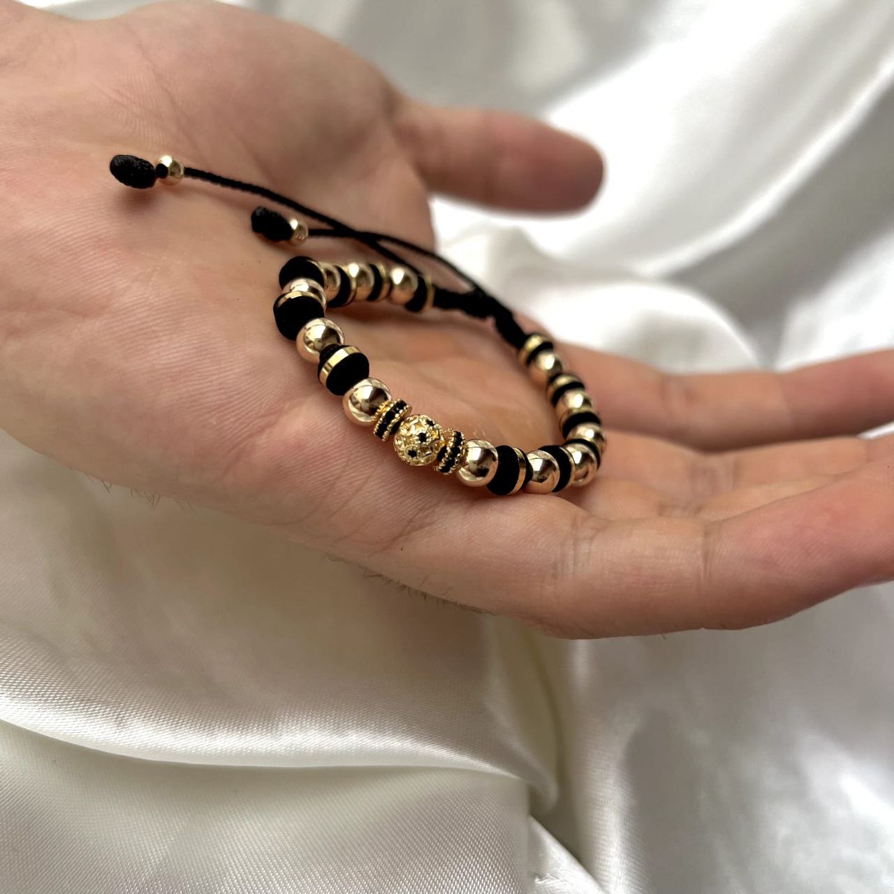 Manilla elaborada con 12 balines 6mm blz, 12 neoprenos anillados 6mm, 2 balines 4mm