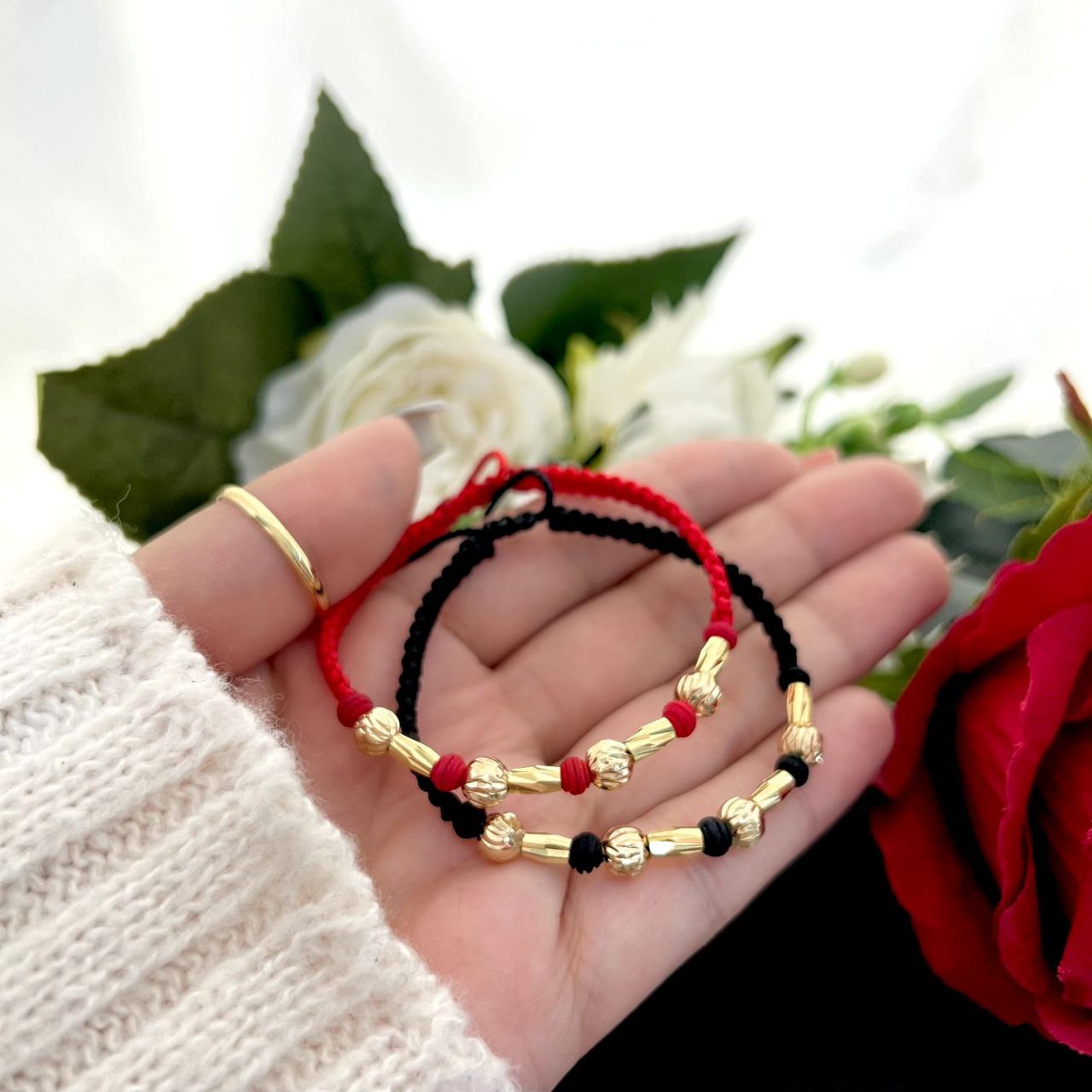 Manilla ideal para parejas, cada una elaborada con 4 balines 6mm mc,2 balines 3mm blz,4 canutillos 23799, 5 neoprenos 4mm rayados, macrame